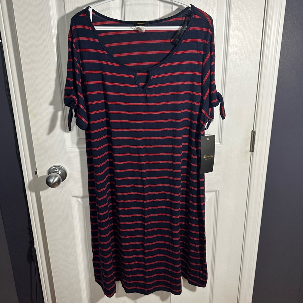 ❤️ 3/30$ Stripped mid calf dress with ties on sleeves
